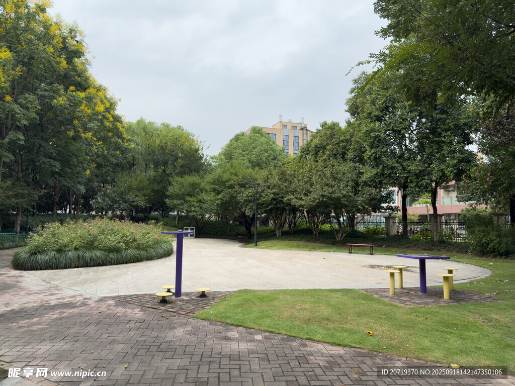 戶外靜謐的公園休閑場(chǎng)景