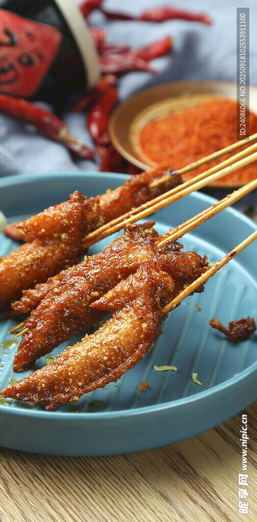 美味烤串?dāng)[放在藍(lán)色盤中