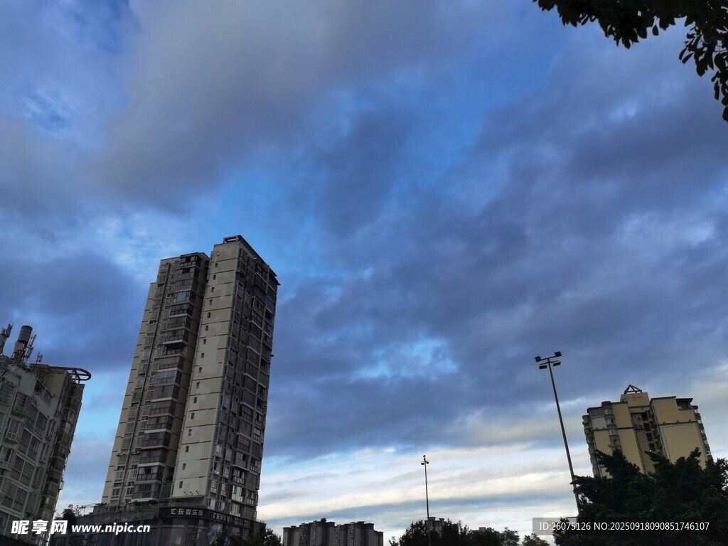 城市高樓與天空美景