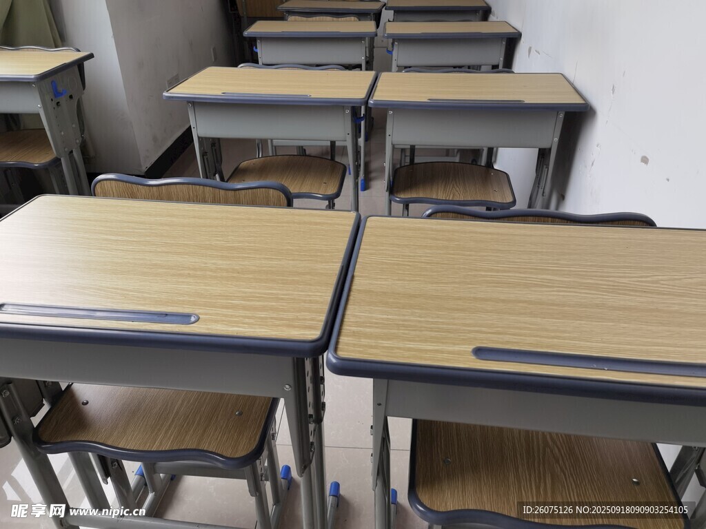 教室中的整齊課桌椅