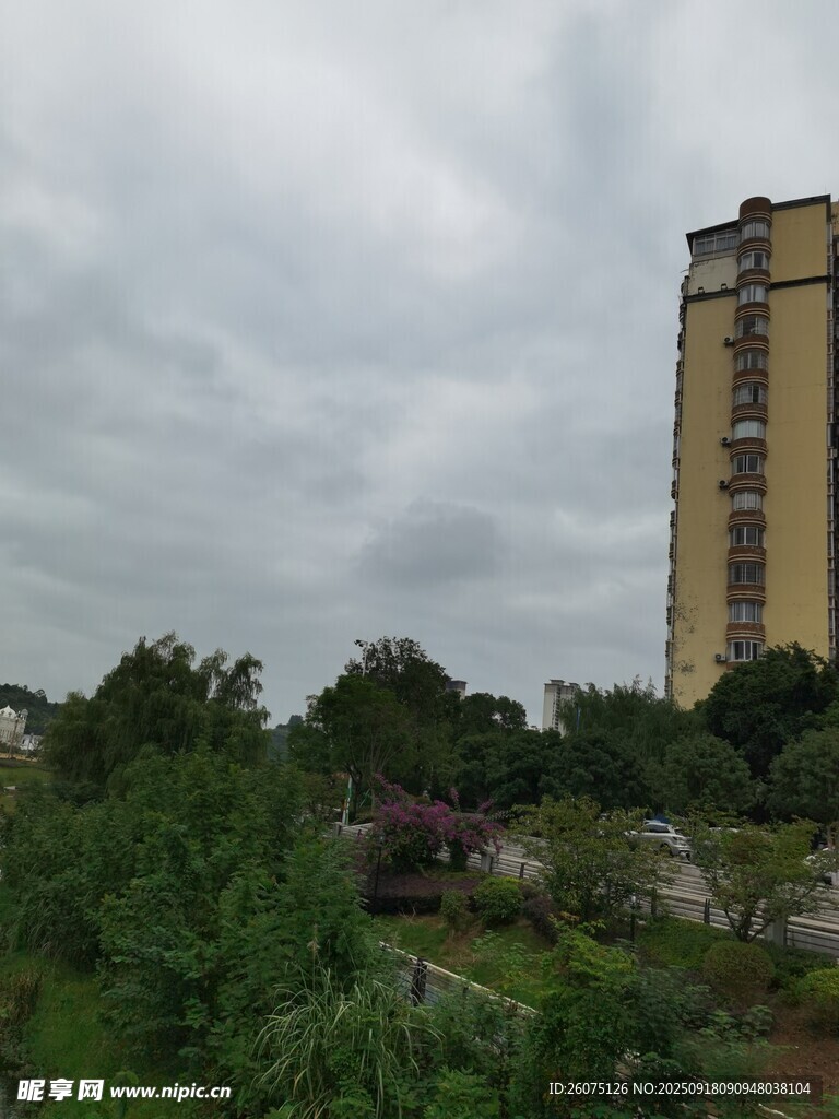 高樓矗立綠植環(huán)繞景象