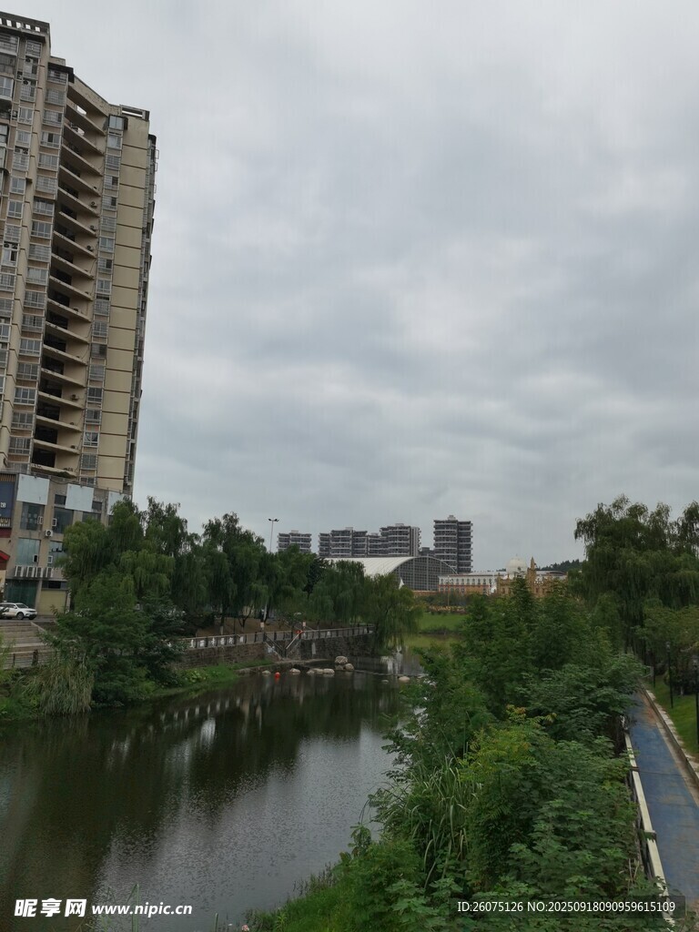 河畔高樓與繁茂綠植景觀