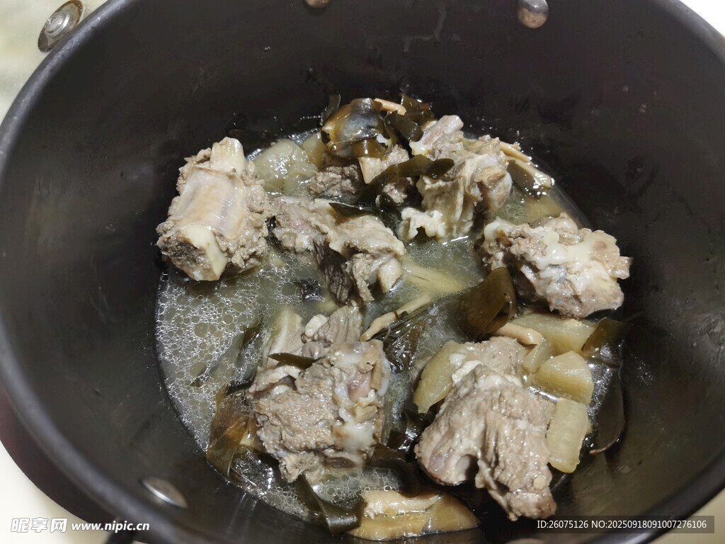 鍋中燉煮的排骨與海帶