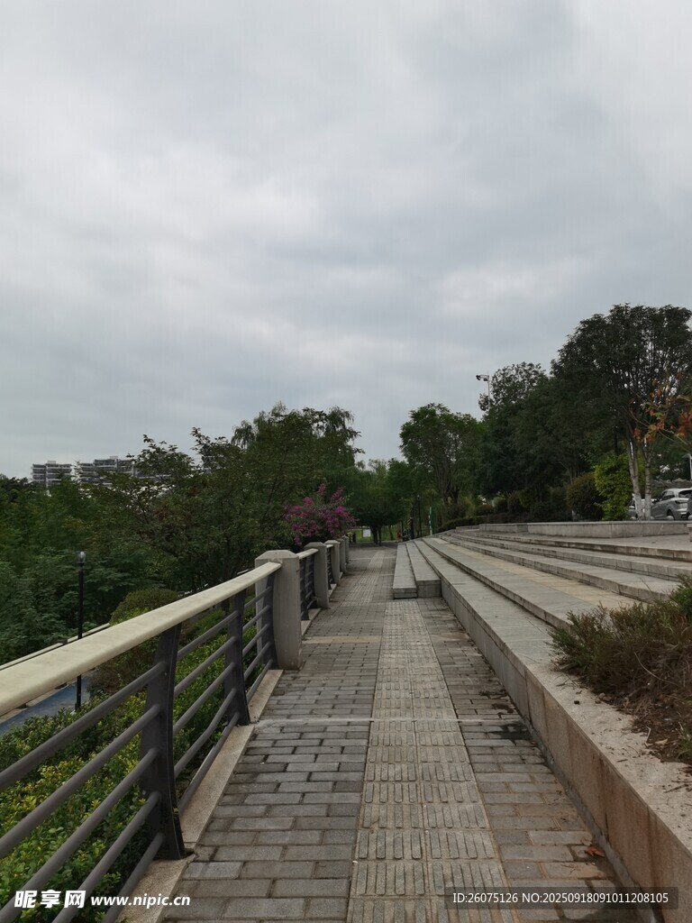河邊步道風(fēng)景