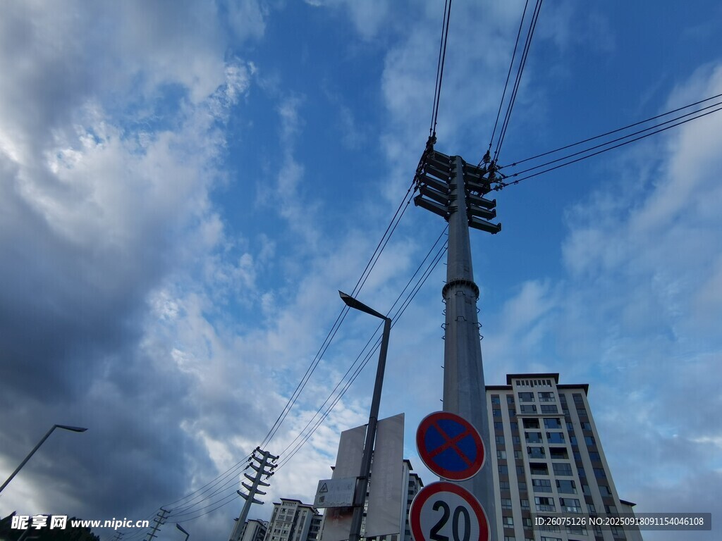 城市街景中的電線桿與建筑