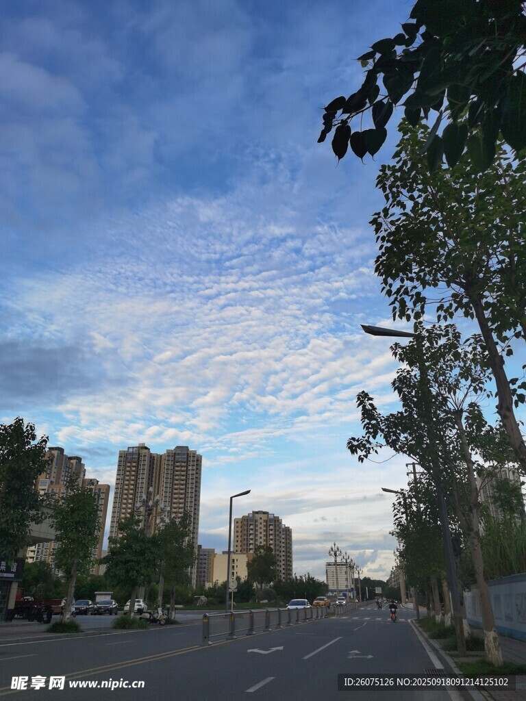 城市街道邊的藍(lán)天白云景象