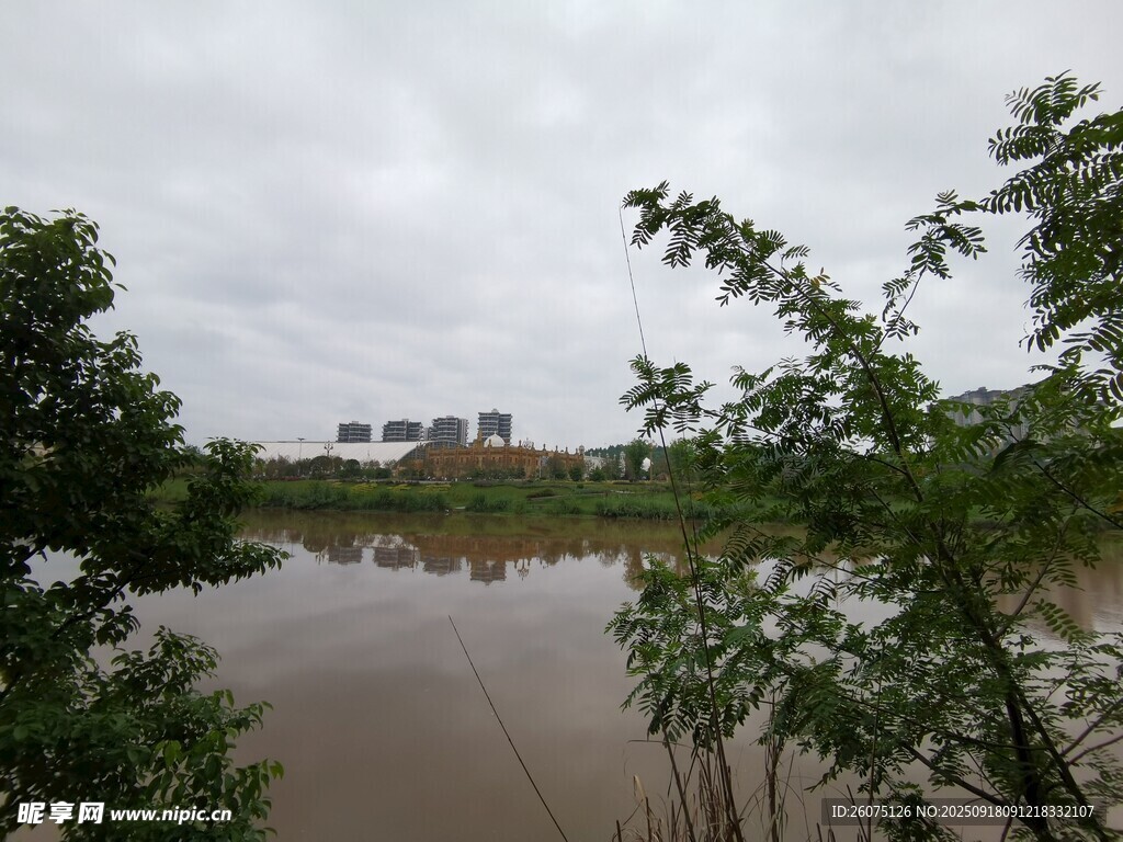 河畔綠樹環(huán)繞的寧?kù)o水域