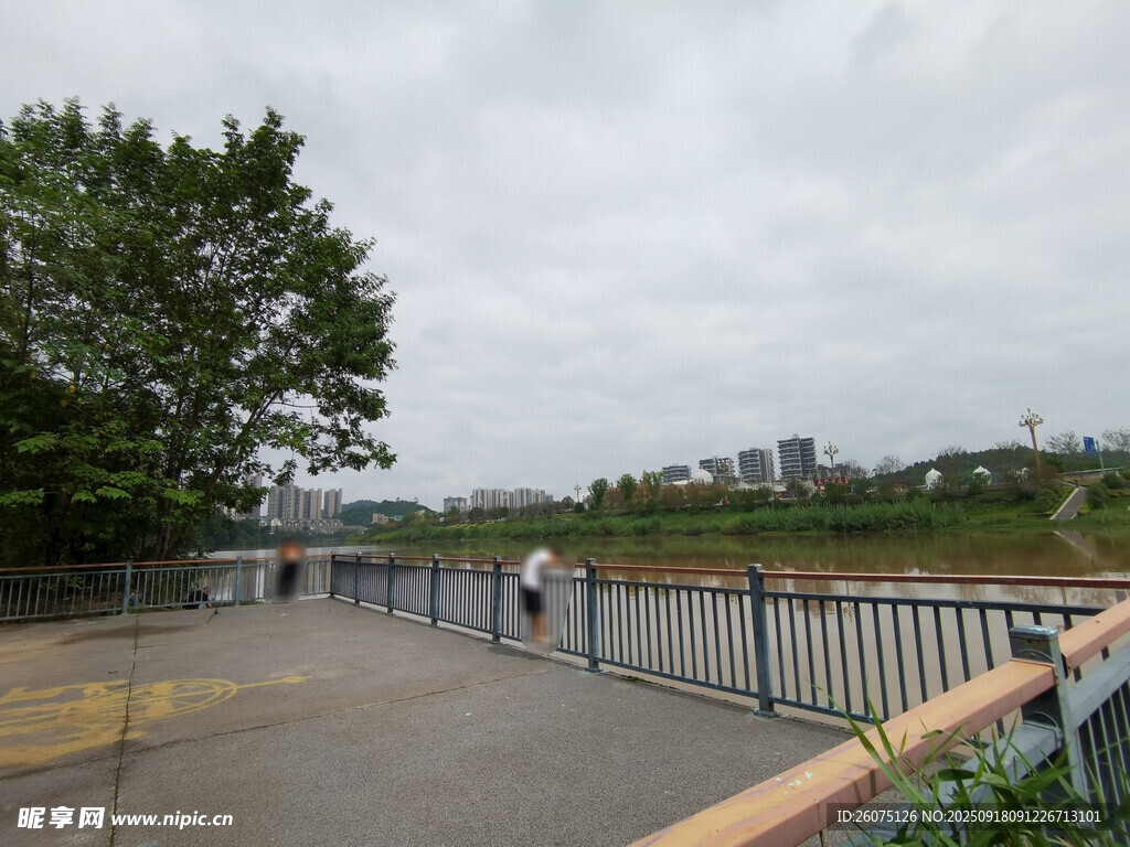 河邊步道景色