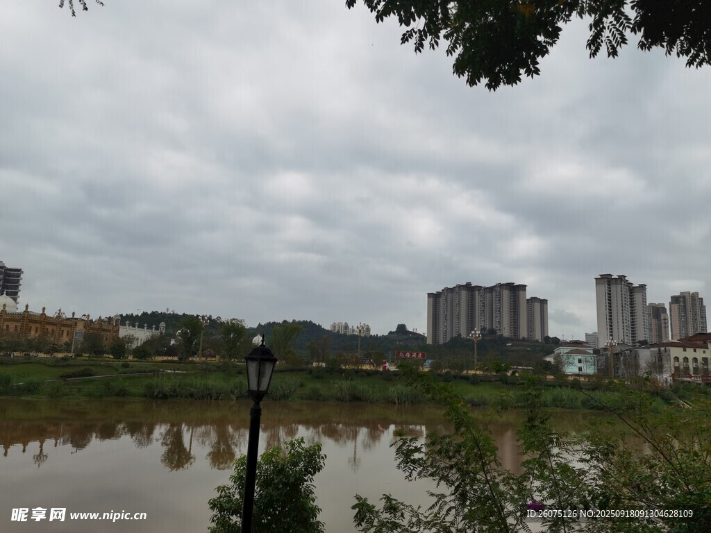 湖畔城市景觀寧靜悠遠(yuǎn)
