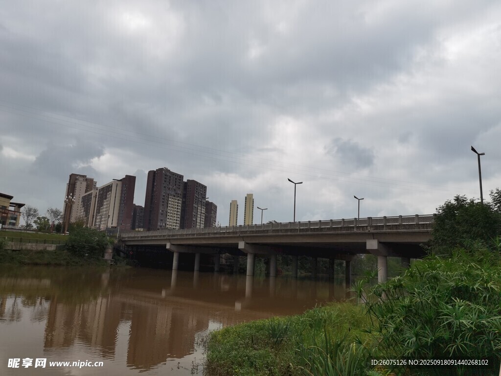 城市河畔橋梁風(fēng)景