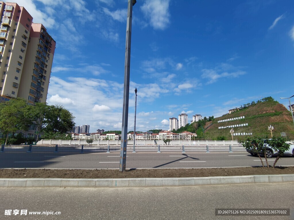 城市街道開闊風景