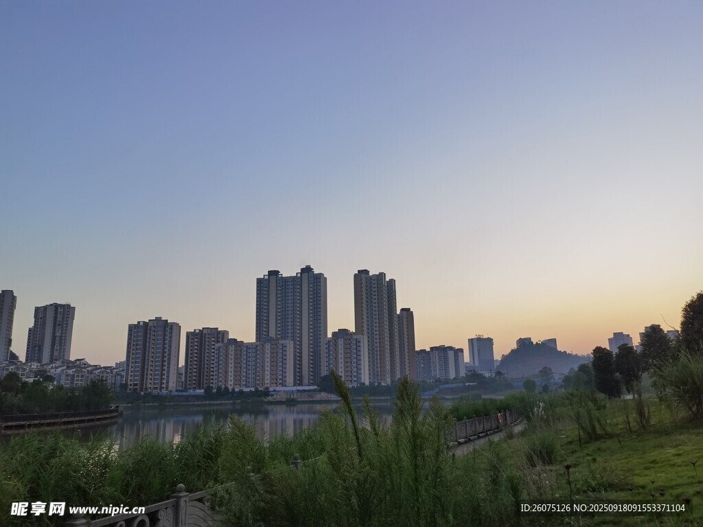 城市黃昏下的高樓與綠地