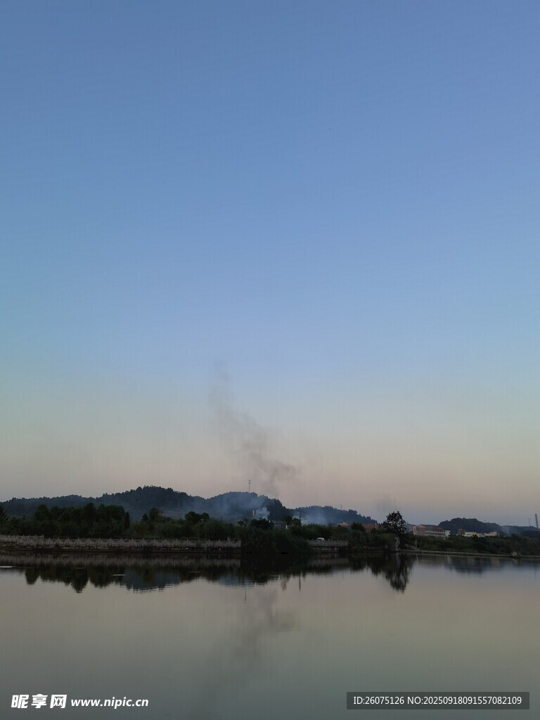 寧靜湖畔的黃昏美景