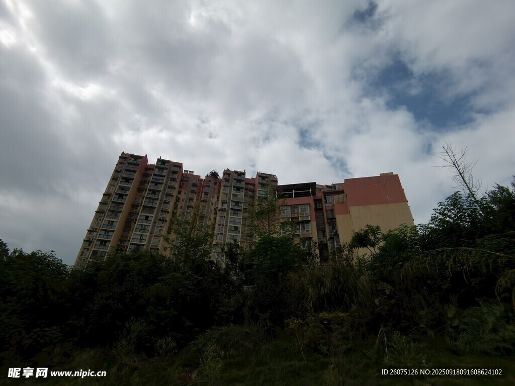城郊荒廢建筑與陰沉天空