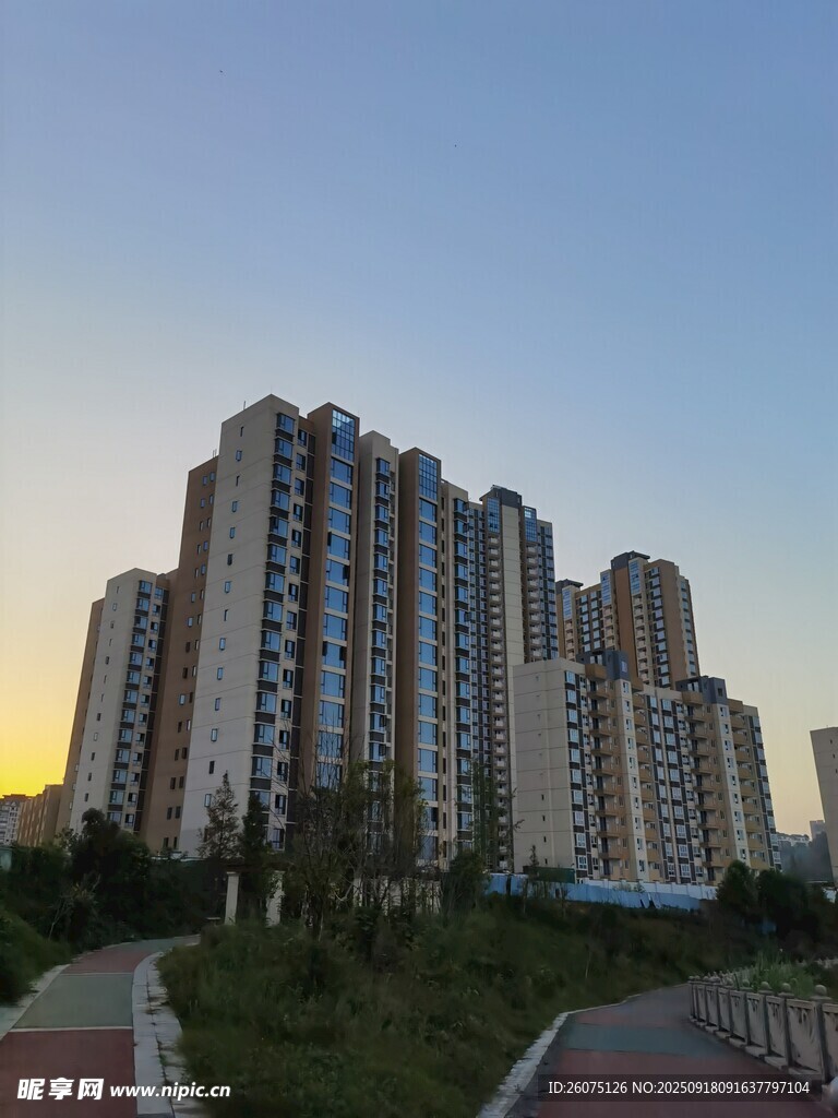 夕陽(yáng)下的高層住宅小區(qū)