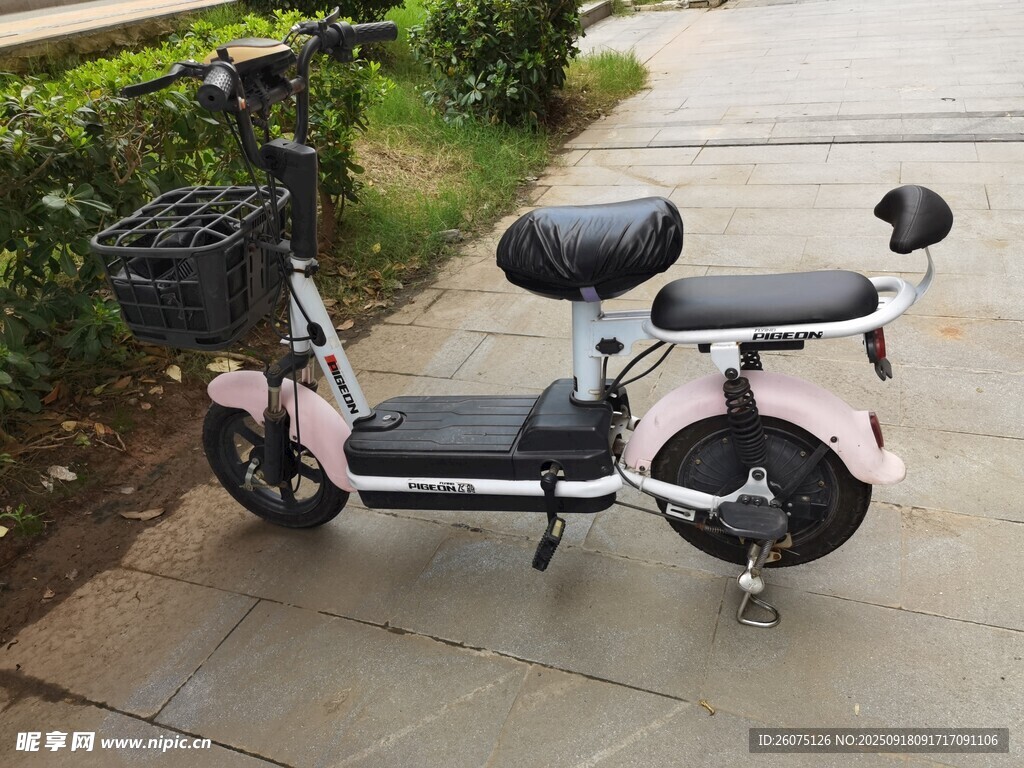 粉色電動(dòng)自行車停在路邊