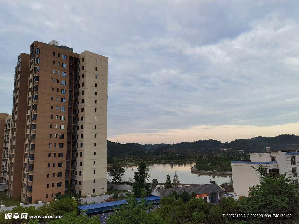 城市高樓與黃昏景色