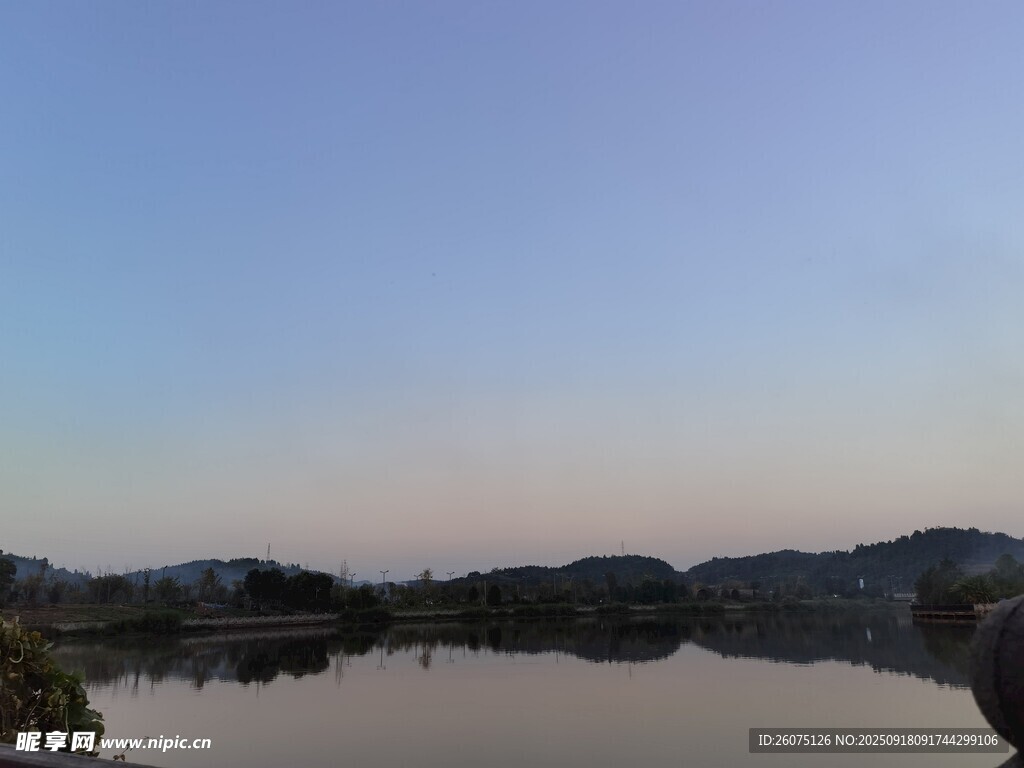 寧靜湖畔美景