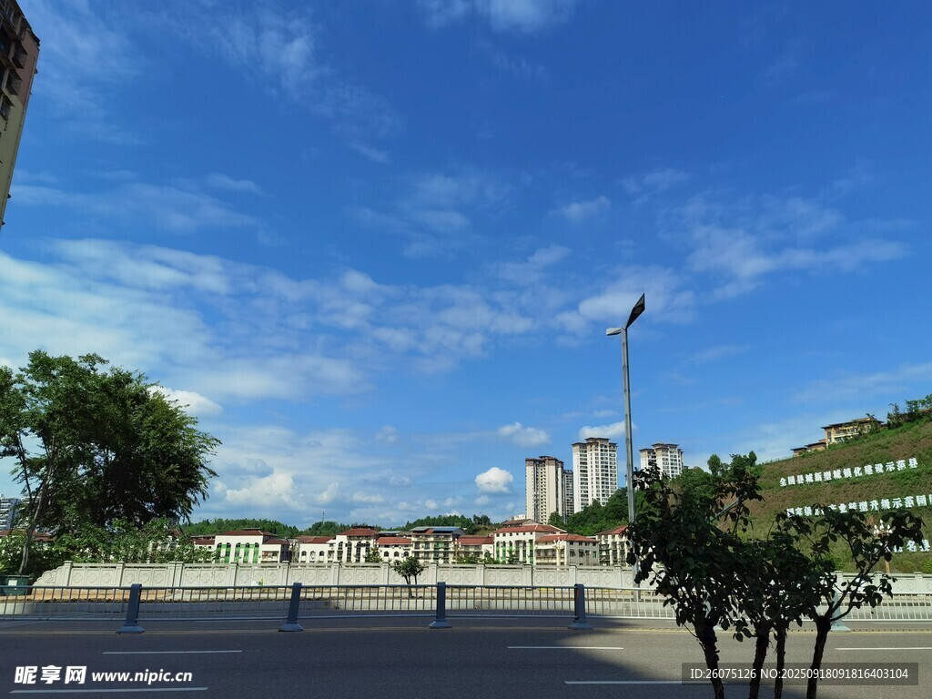 開闊廣場藍(lán)天白云綠樹景