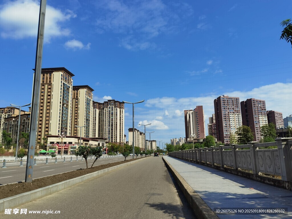 城市道路旁的高樓景觀