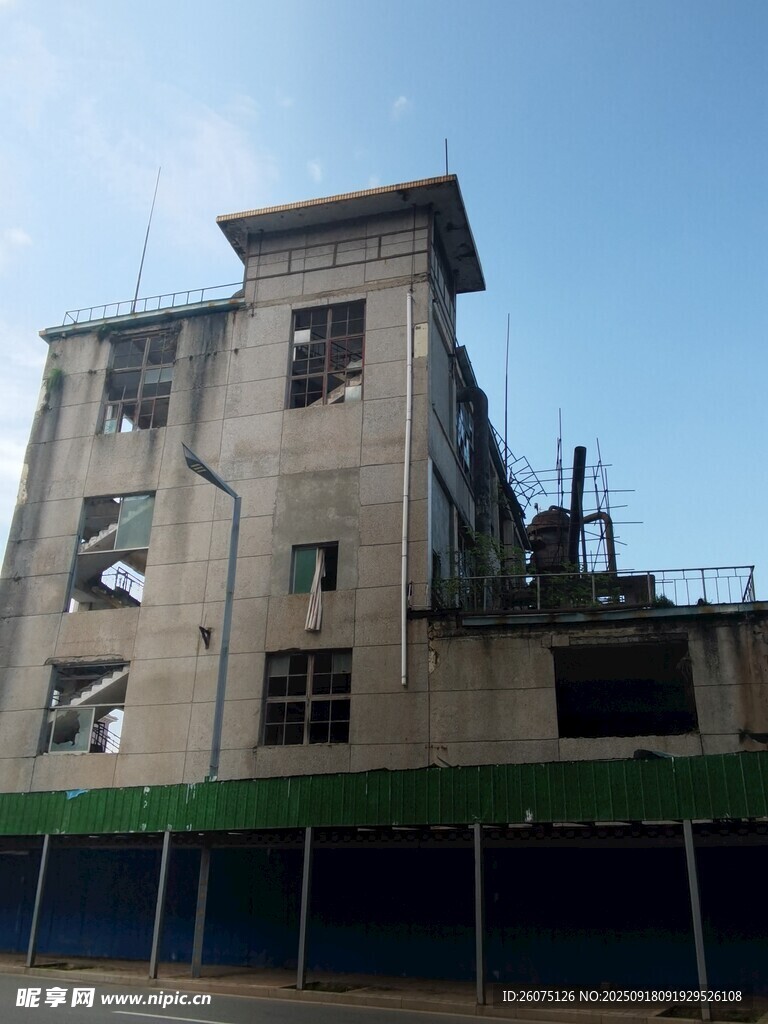 廢棄破損的多層建筑
