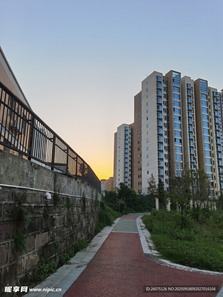 夕陽下的小區(qū)景觀步道