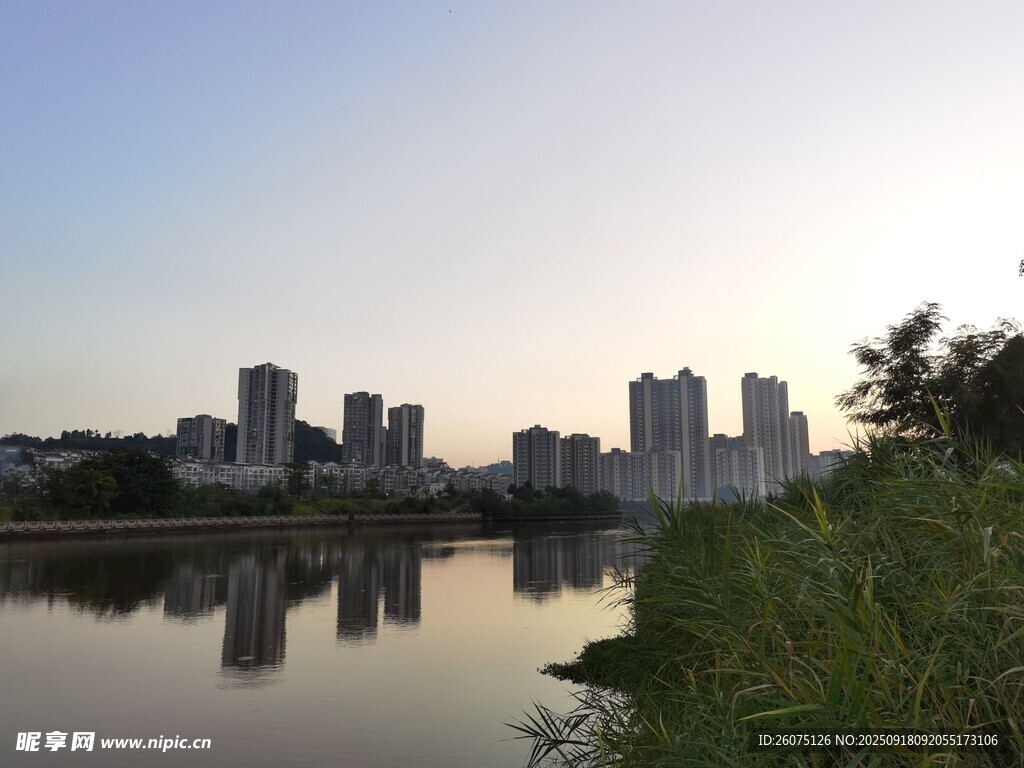 河畔城市黃昏美景