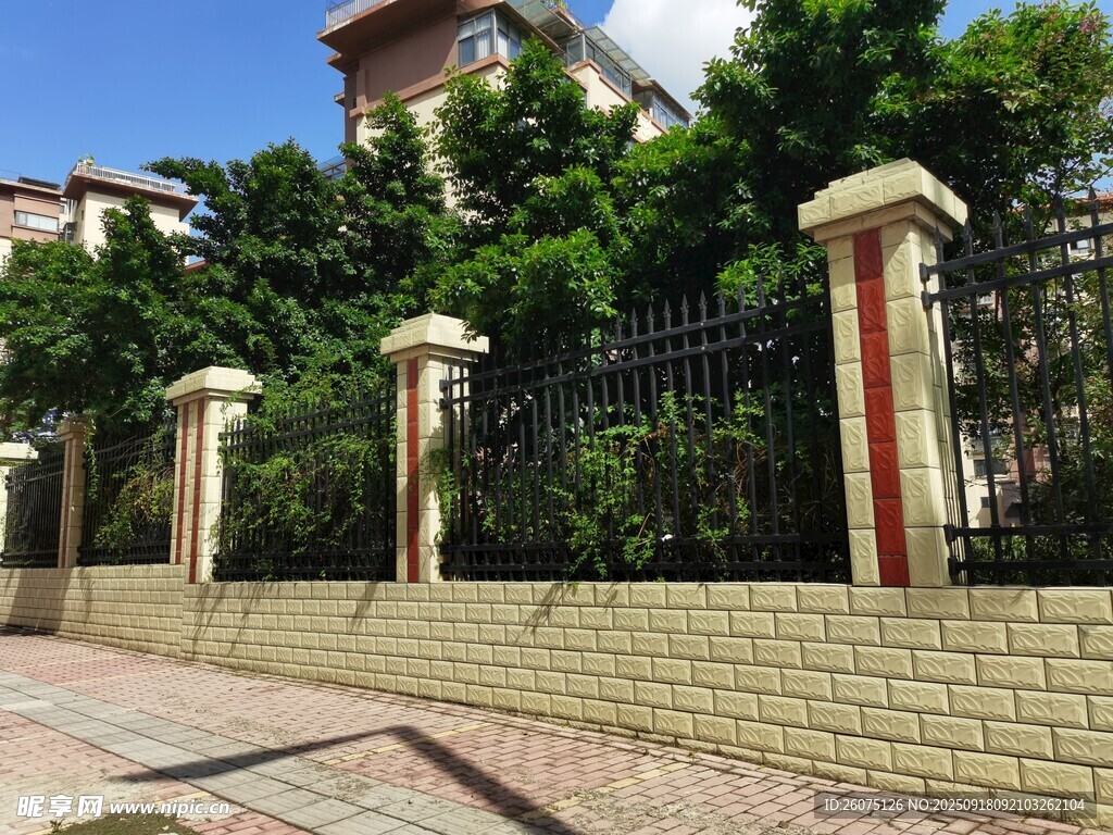 庭院鐵藝圍欄與綠植景觀