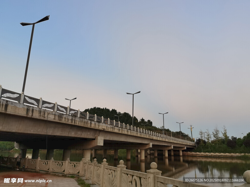 河畔橋梁風(fēng)景