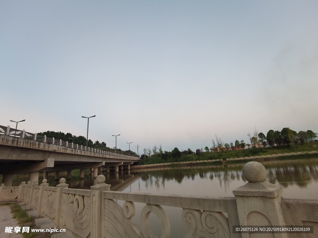 河畔石橋風景