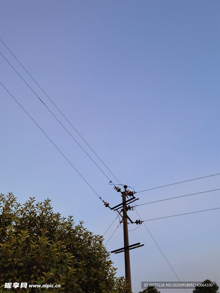 電線桿與藍(lán)天綠樹景象