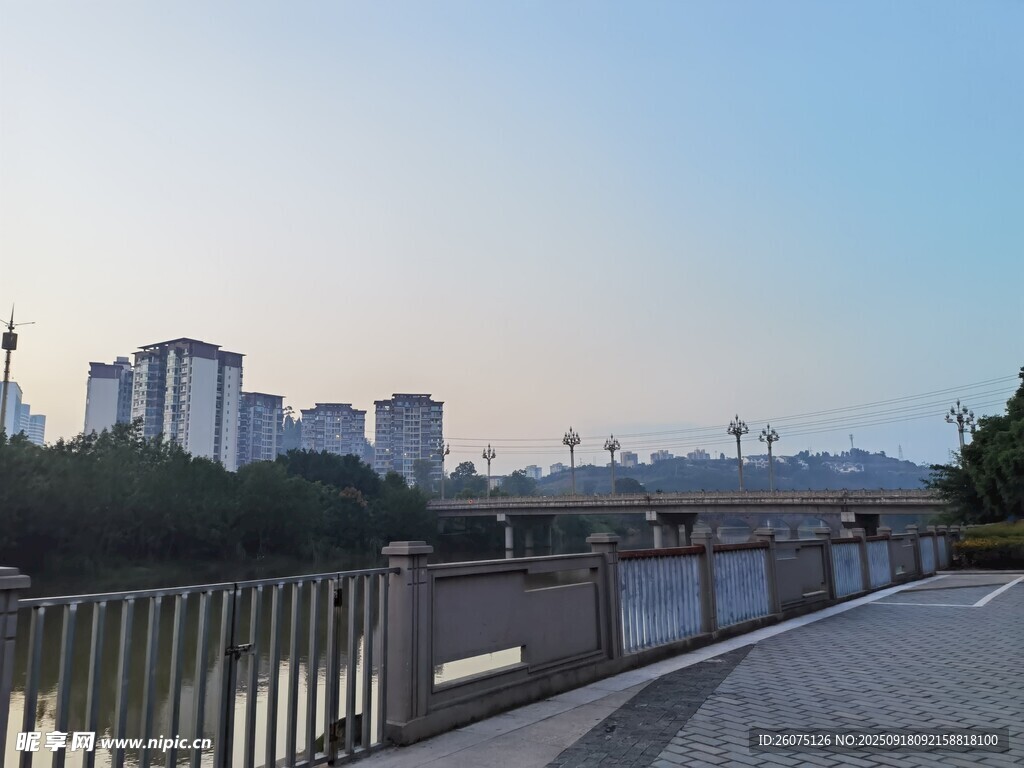 城市河畔風(fēng)景