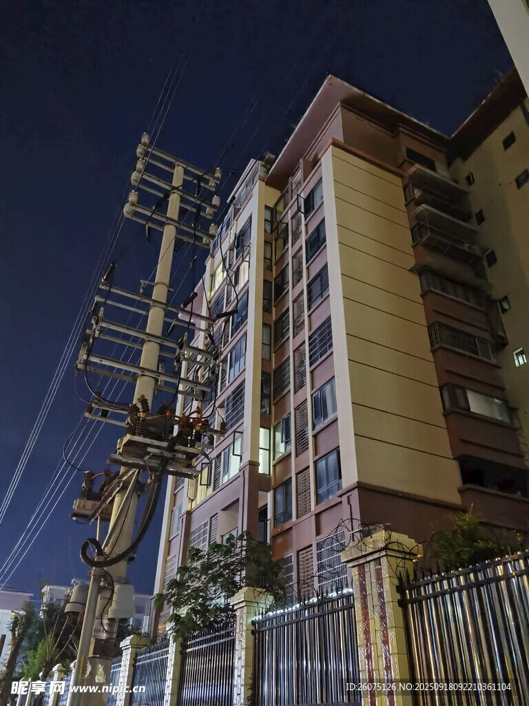 夜間城市中的多層居民樓
