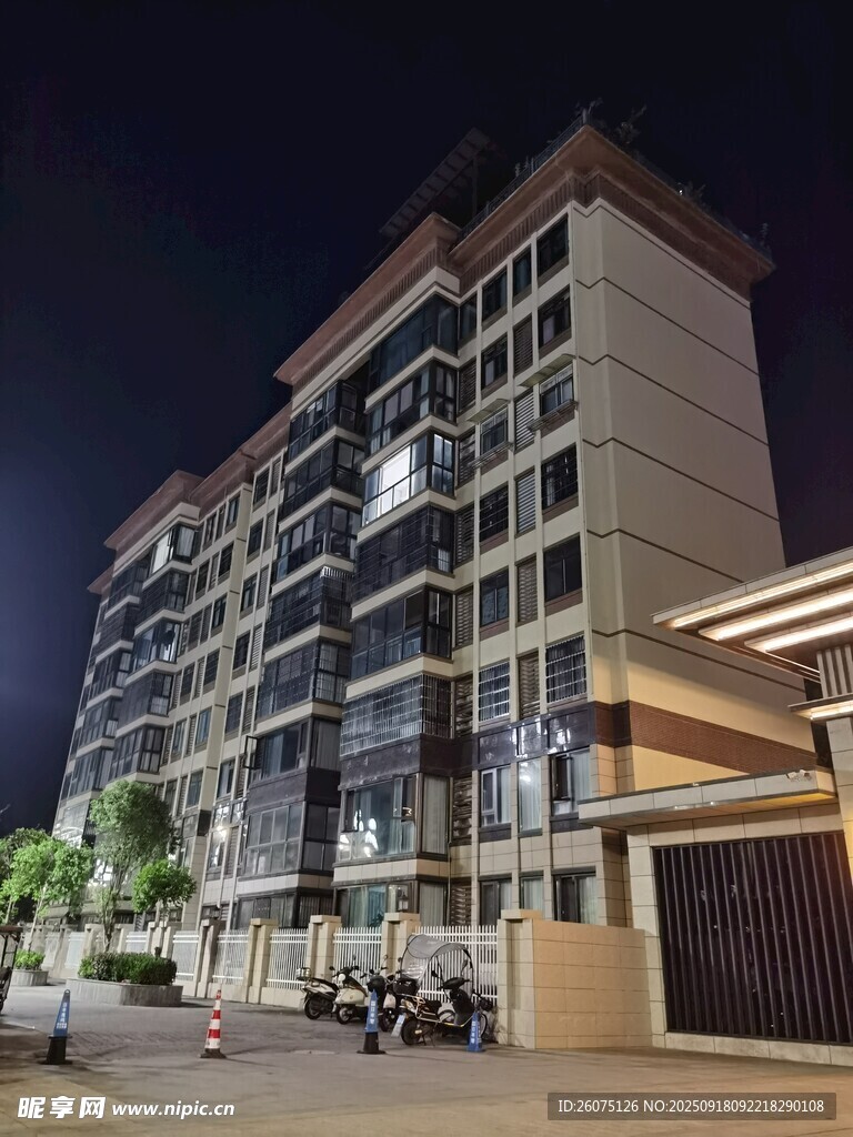 夜晚中的現(xiàn)代高層住宅樓