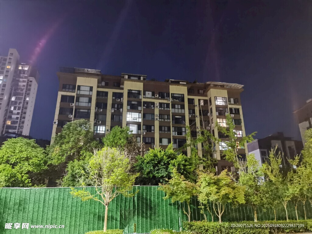 夜晚中的現(xiàn)代住宅小區(qū)