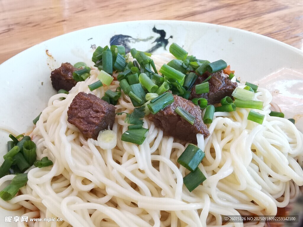蔥花牛肉拌面條