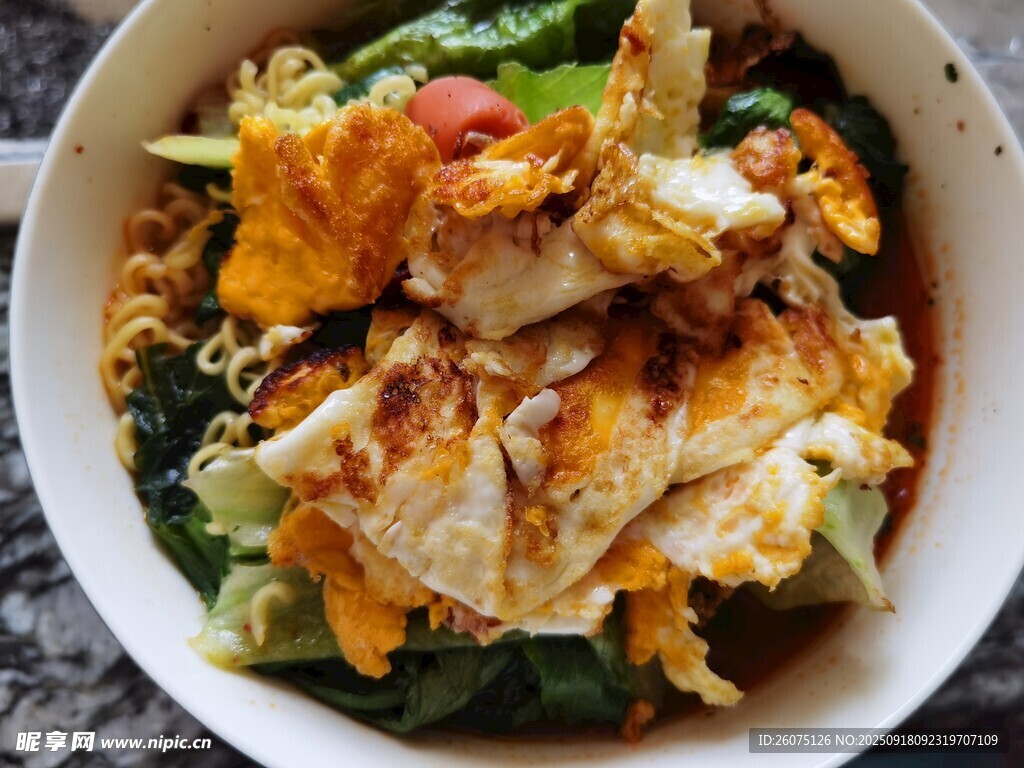 美味雞蛋蔬菜拌面