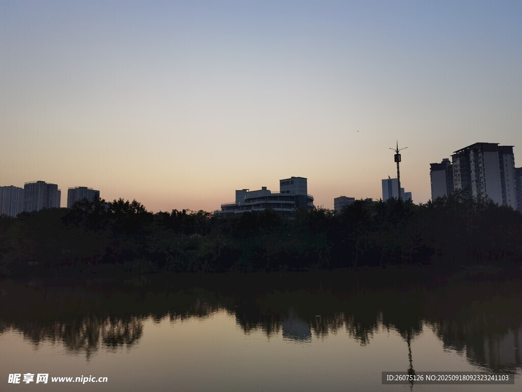湖畔城市黃昏美景