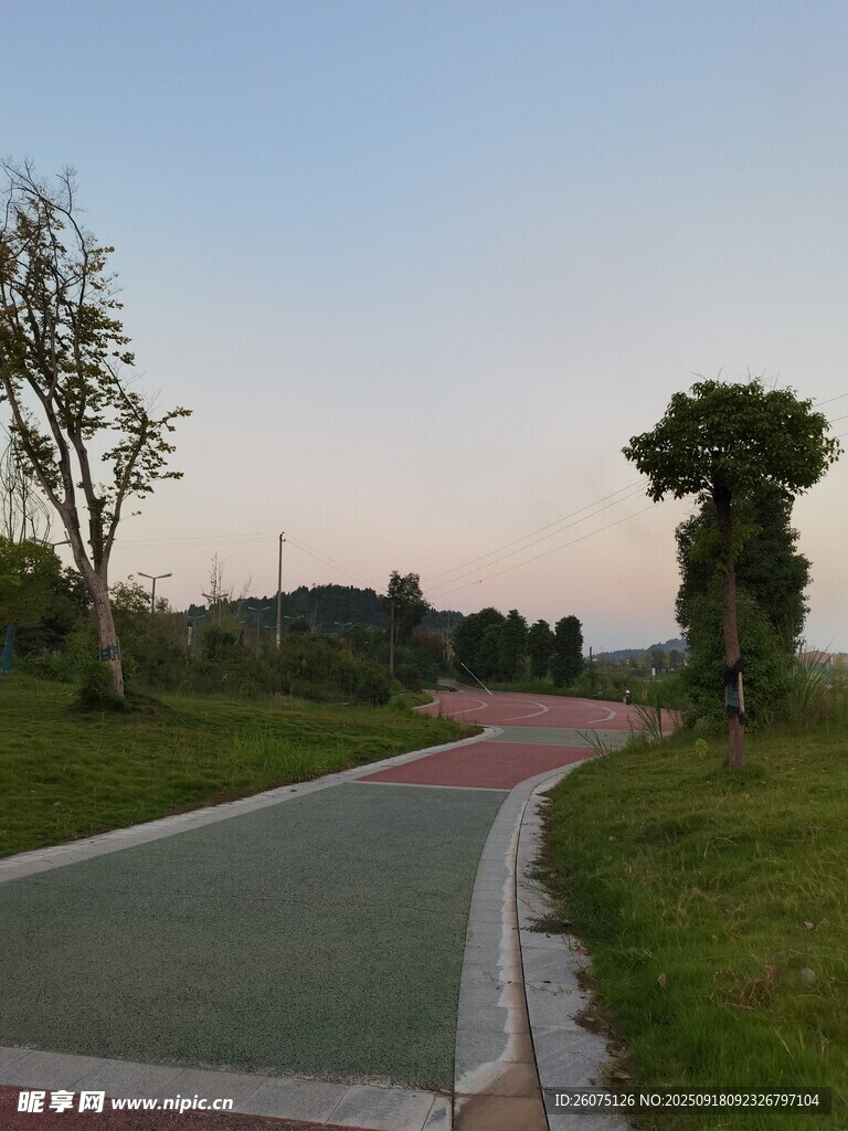 黃昏下的公園彩色步道