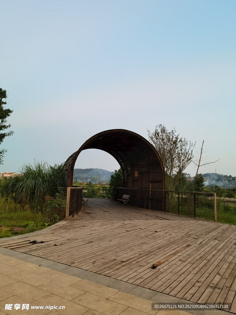 戶外木質(zhì)拱形通道景觀