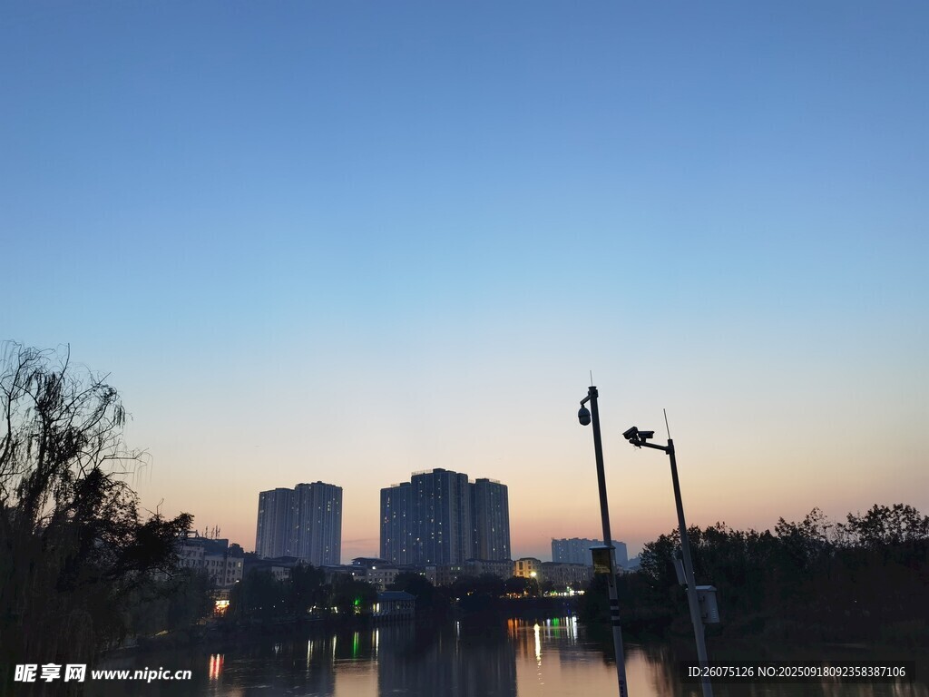 城市河畔黃昏美景