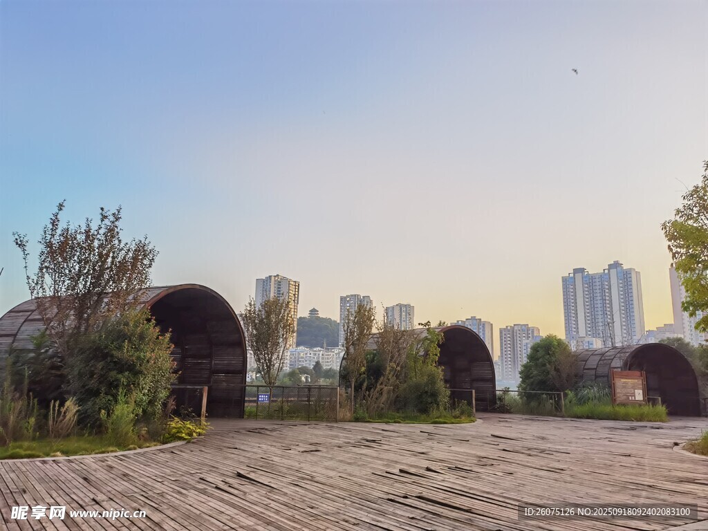 城市中古樸的拱形建筑景觀