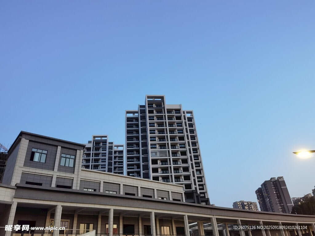 城市建筑與藍天相映之景