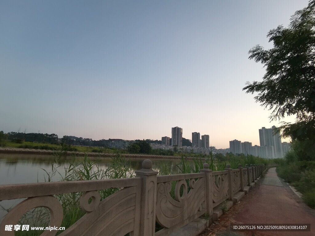 河畔步道邊的城市遠景
