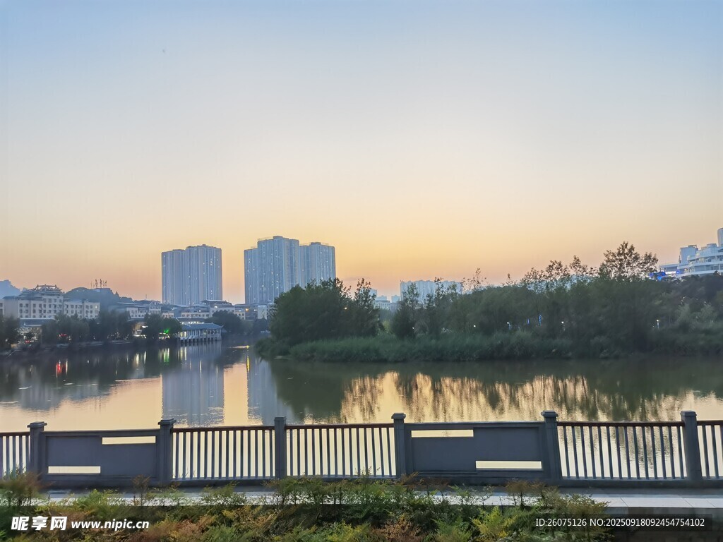 湖畔黃昏景城市與自然相融