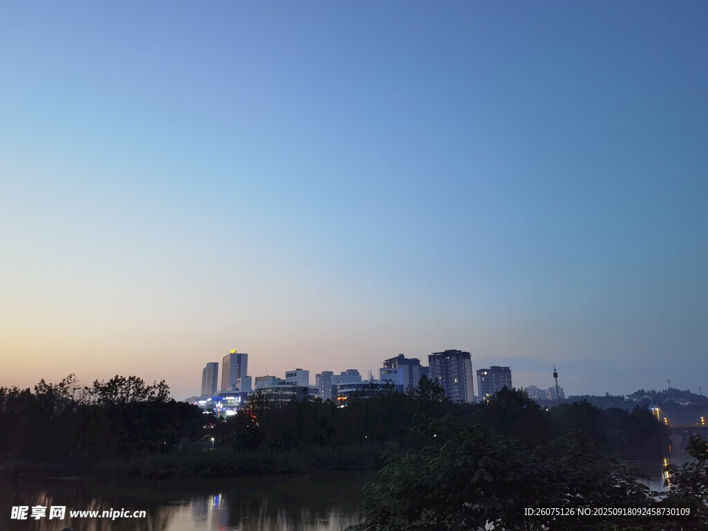 城市天際線與黃昏美景