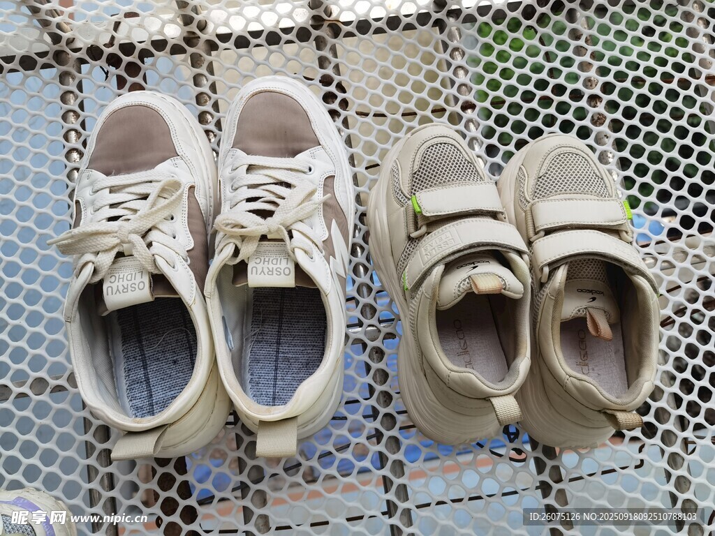 戶外放置的幾雙休閑運(yùn)動(dòng)鞋
