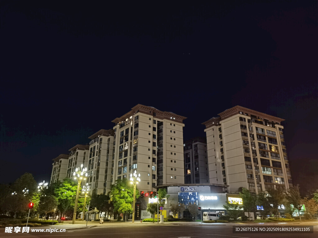 城市夜景中的高層住宅樓