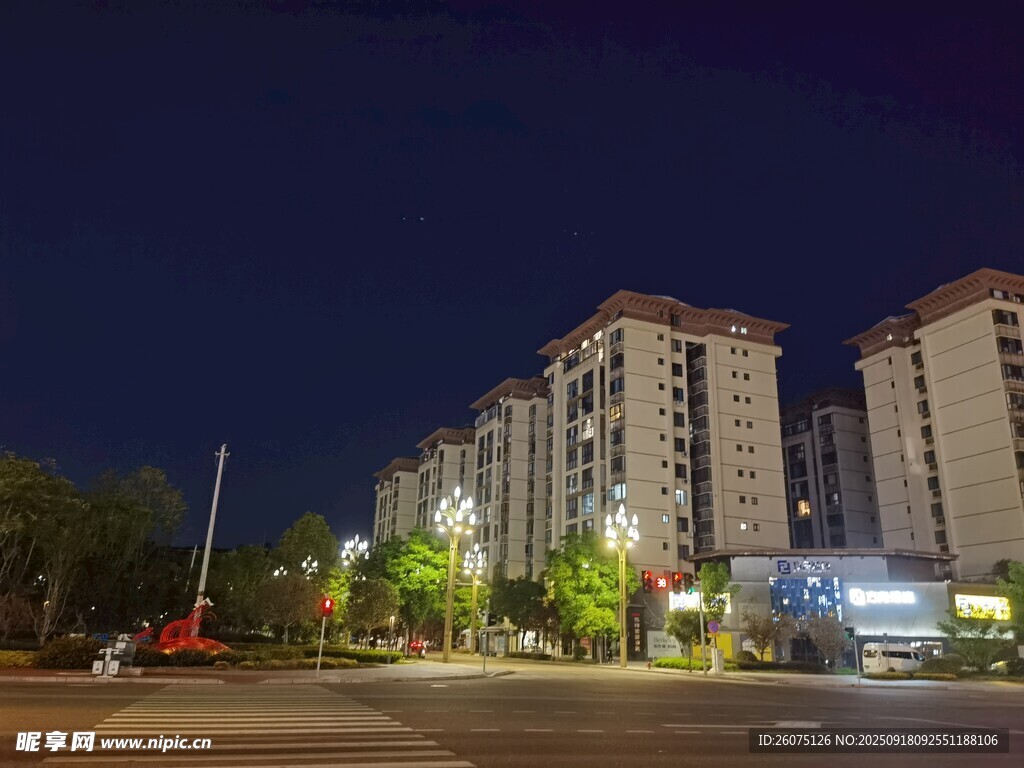 城市夜景中的高樓建筑群