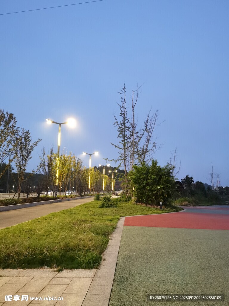黃昏下的公園步道景觀